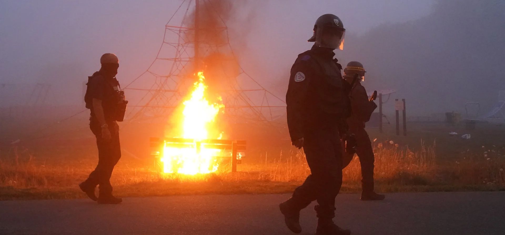 La policía trata de controlar el desorden tras un intento de travesía en una pequeña embarcación hacia el Reino Unido, Gravelines, Francia Fotografía: Gareth Fuller/PA La policía trata de controlar el desorden tras un intento de travesía en una pequeña embarcación hacia el Reino Unido, Gravelines, Francia Fotografía: Gareth Fuller/PA