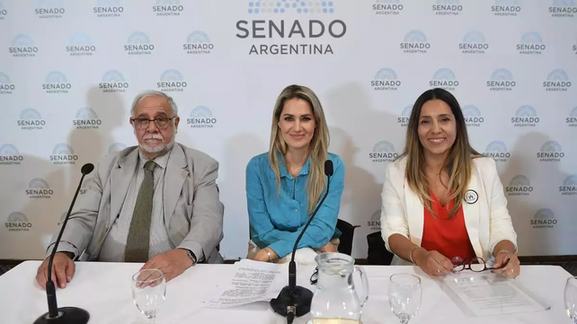 Carolina Losada junto a Andrea Guacci en una actividad en el Senado.