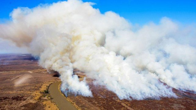 El Gobierno de Entre Ríos declaró el estado de Emergencia Ambiental en todo el territorio por tres meses para reforzar la lucha contra el fuego