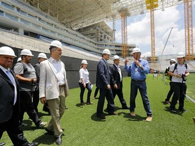 Valcke visitó el estadio de la inauguración del Mundial