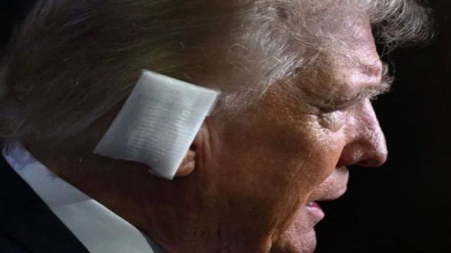 Donald Trump con la oreja vendada tras sufrir un disparo