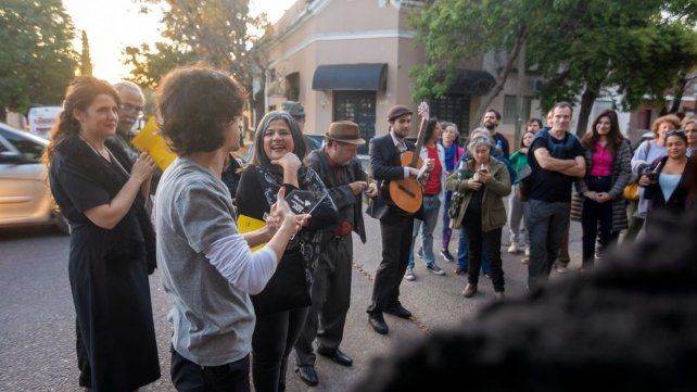 La gente acompaña el paseo narrativo
