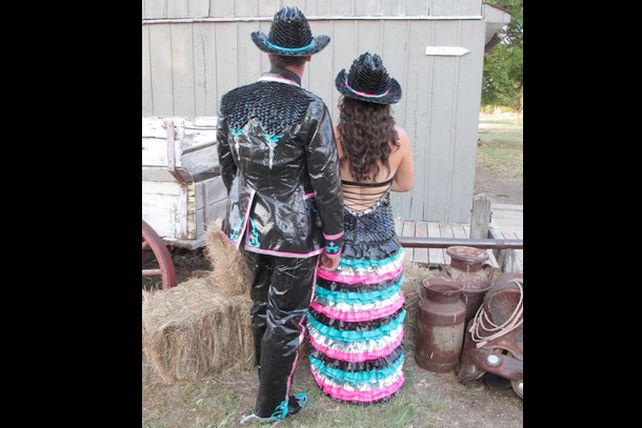 Una joven hizo su vestido de graduación y el de su novio con cinta adhesiva