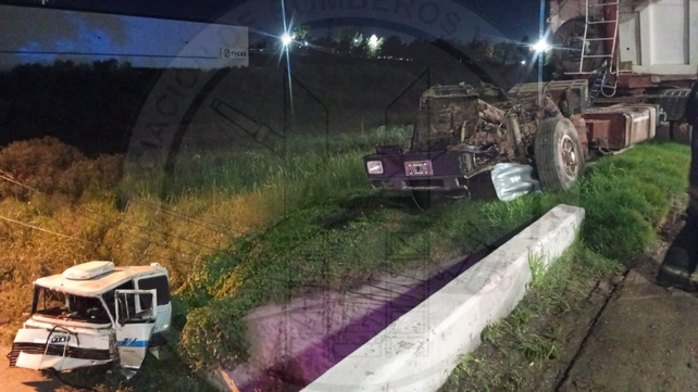 Choque de camiones en la autopista a Santa Fe. Fue en San Lorenzo. Uno de los vehículos cayó de un puente sobre calle Oroño