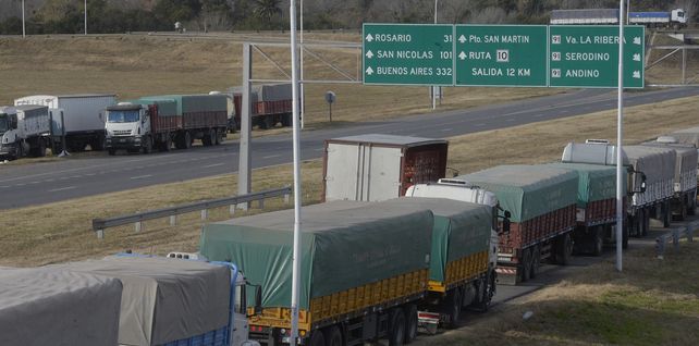 Protesta por la falta de gasoil. Hay retenes en distintas rutas del sur de Santa Fe.