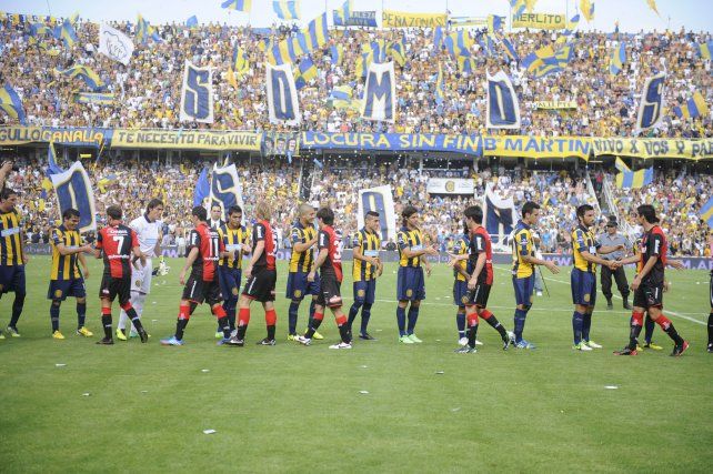 El saludo de los jugadores en el clásico rosarino de 2013 en el Gigante de Arroyito.