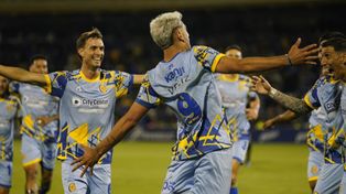 Alejo Veliz abre sus brazos para recibir el afecto de los compañeros. Golazo para el 1 a 0 de Central sobre Talleres.