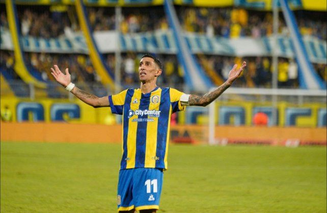 Ángel Di María celebra frente a los hinchas de Central en el triunfo canalla contra Barracas.