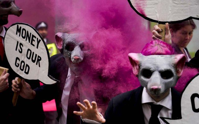Los manifestantes posan para fotografías frente al Departamento de Negocios, Energía y Estrategia Industrial durante una protesta organizada por el grupo de activistas climáticos Extinction Rebellion en Londres.