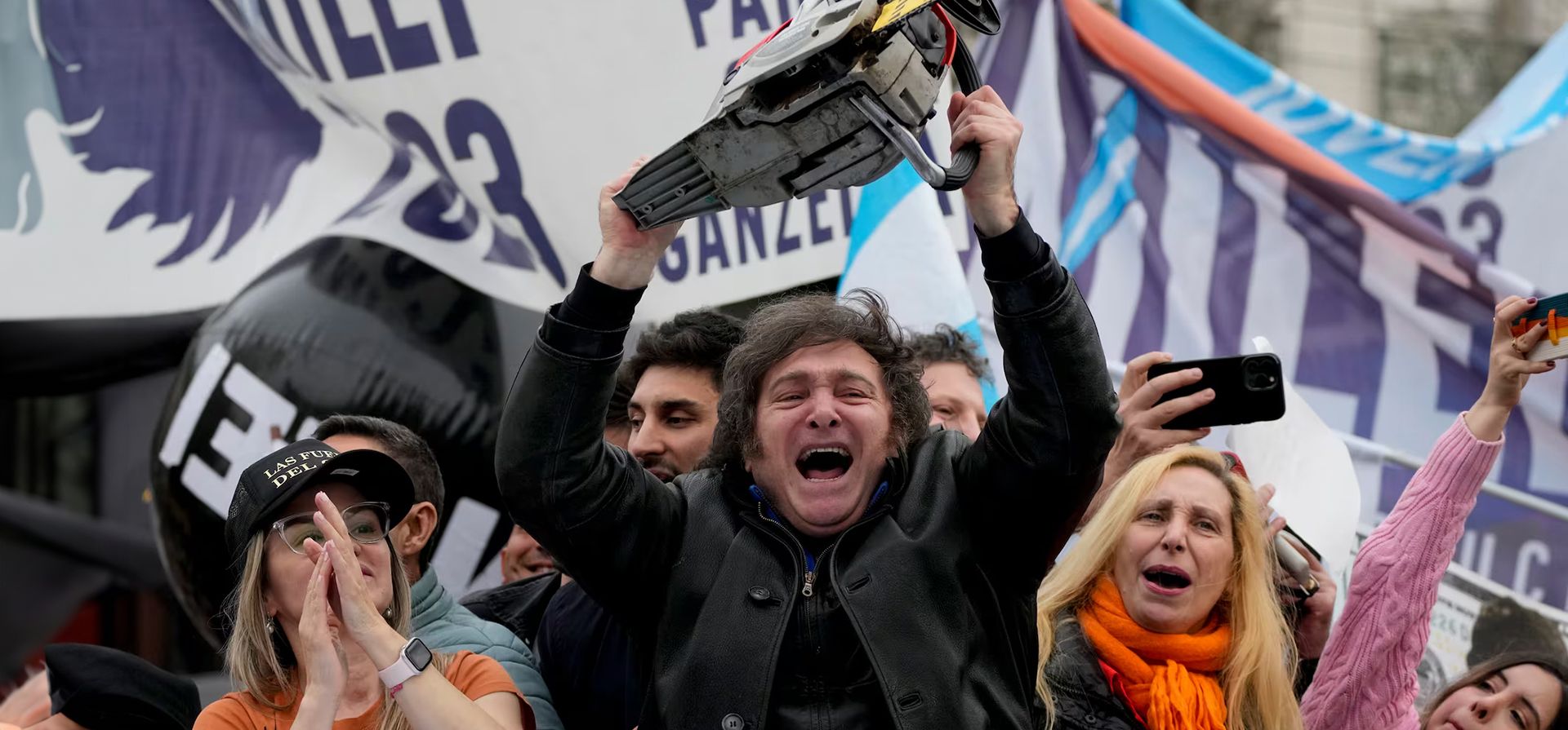 Después de una campaña agresiva en redes, dirigiéndose en mayoría a los jóvenes, Javier Milei dio un vuelco a la política de Argentina al convertirse en presidente electo del país con sus ideas libertarias y radicales. (Foto: NA) Después de una campaña agresiva en redes, dirigiéndose en mayoría a los jóvenes, Javier Milei dio un vuelco a la política de Argentina al convertirse en presidente electo del país con sus ideas libertarias y radicales. (Foto: NA)