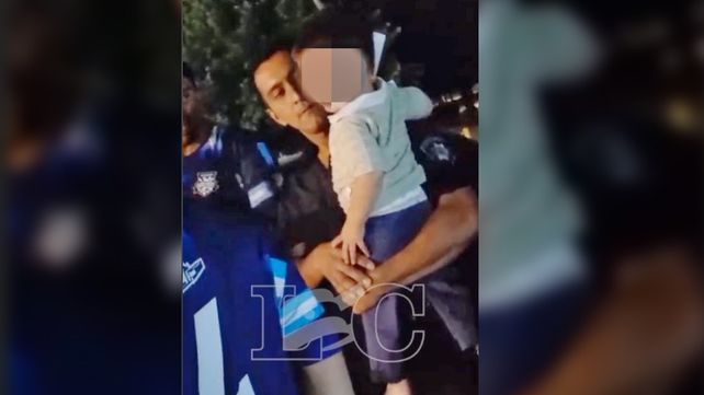 Dejó a su pequeño hijo encerrado en el auto y se fue a jugar un torneo de fútbol en Funes