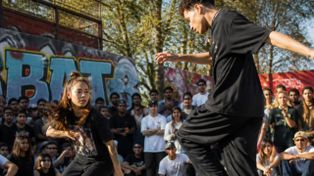 Hoy se farmea aura en Rosario: la tendencia de redes que llegó al espacio público
