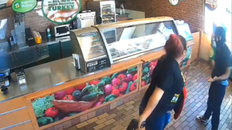 Desarmó al ladrón que intentó robar el restaurante donde trabajaba y terminó despedida Desarmó al ladrón que intentó robar el restaurante donde trabajaba y terminó despedida