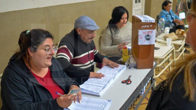 El dirigente de Nogoyá ganaba en ocho departamentos al inicio del escrutinio provisorio de la UCR. La reñida interna tendrá escrutinio definitivo el miércoles&nbsp;