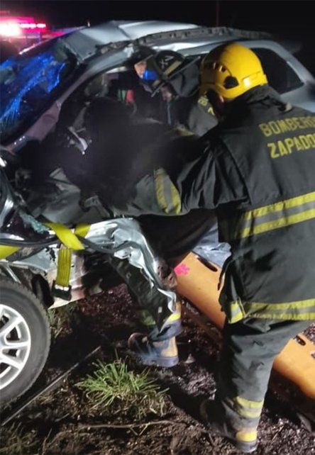 Bomberos Zapadores rescatan a una mujer que quedó atrapada en su auto tras chocar con un camión. Fue en la ruta A012