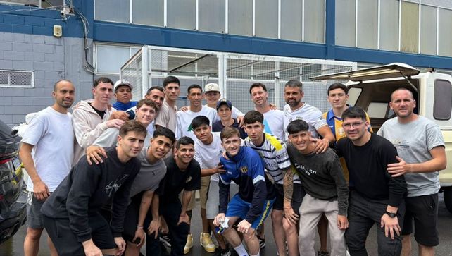 Los jugadores de Belgrano de Serodino buscaron a Di María, la estrella de Central, para sacarse fotos.