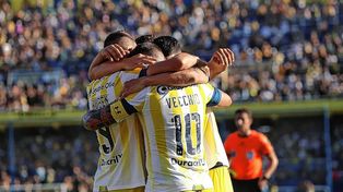 Rosario Central, con doblete de Vecchio, superó 3-1 a Atlético Tucumán.