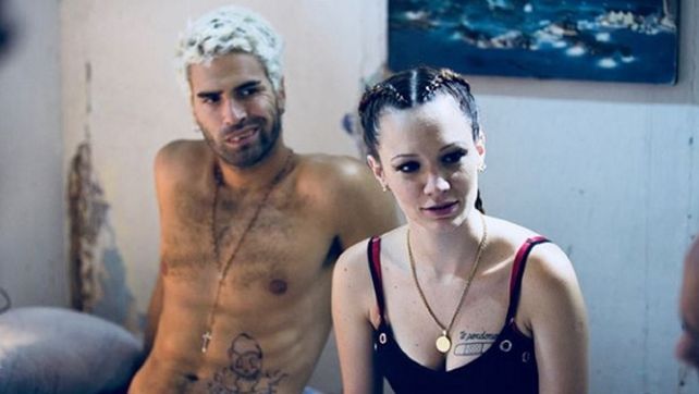 Erotismo. NIcolás Furtado (Diosito) y La Joaqui (Mecha) en “El marginal”.
