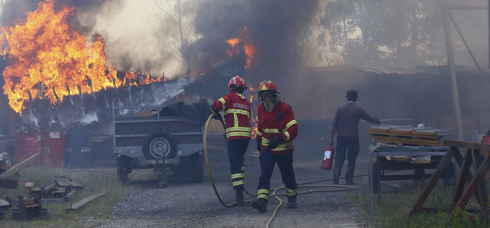 Bomberos trabajan para controlar un incendio en un almacén metalúrgico en Sever do Vouga, una ciudad en el norte de Portugal que ha estado rodeada por incendios forestales, el lunes 16 de septiembre de 2024. (Foto AP/Bruno Fonseca) Bomberos trabajan para controlar un incendio en un almacén metalúrgico en Sever do Vouga, una ciudad en el norte de Portugal que ha estado rodeada por incendios forestales, el lunes 16 de septiembre de 2024. (Foto AP/Bruno Fonseca)