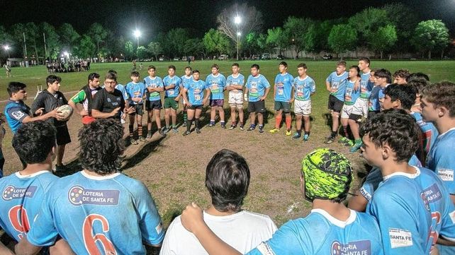 El head coach del seleccionado santafesino José Manuel Ruiz habla con sus dirigidos en el cotejo jugado ante Universitario.