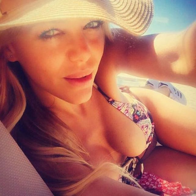 La siempre sensual Evangelina Anderson calentó las redes nadando ranita en colaless