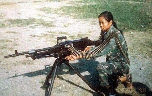 Armada. Mira con una ametralladora pesada en sus tiempos violentos.