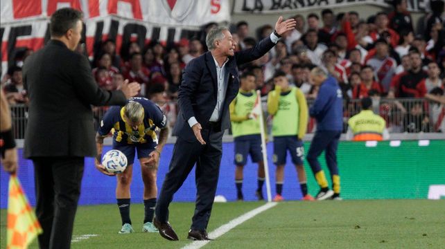 Ariel Holan da indicaciones. Rosario Central casi no pateó al arco y River Plate lo terminó goleando.