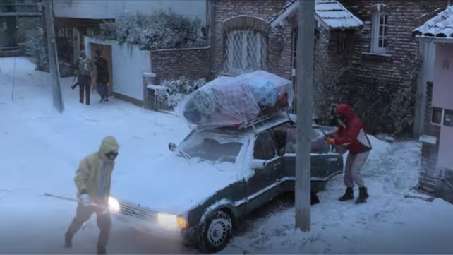 Una familia intenta escapar al caos en un Taunus de Ford.