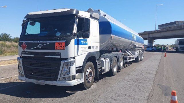 Agentes de la Comisión Nacional de Regulación del Transporte (CNRT) detuvieron en un control a camionero que manejaba con carga peligrosa y alcohol en sangre