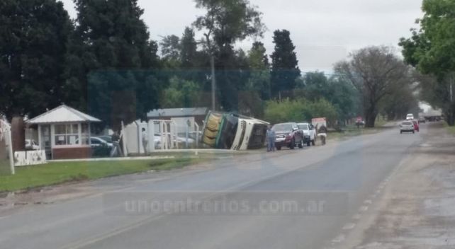 En plena lluvia, volcó un colectivo en el Parque Industrial de Paraná