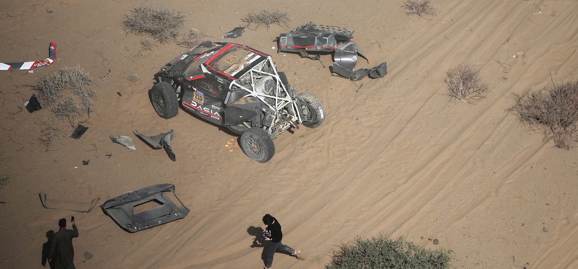 El coche del piloto Sébastien Loeb y su copiloto Fabian Lurquin se detiene tras un accidente durante la tercera etapa del Rally Dakar entre Bisha y Al-Henakiyah, Arabia Saudita, el martes 7 de enero de 2025. (Foto AP/Christophe Ena) El coche del piloto Sébastien Loeb y su copiloto Fabian Lurquin se detiene tras un accidente durante la tercera etapa del Rally Dakar entre Bisha y Al-Henakiyah, Arabia Saudita, el martes 7 de enero de 2025. (Foto AP/Christophe Ena)