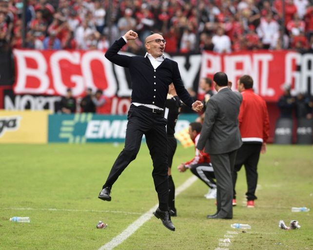 Paolo Montero celebra en medio de la victoria canalla en el Parque, por 3 a 1.
