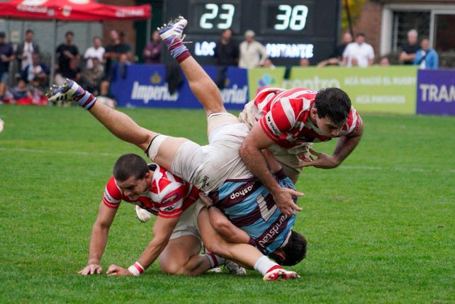 Alumni impuso su potencia física sobre un Atlético del Rosario que se desvaneció en el segundo tiempo.