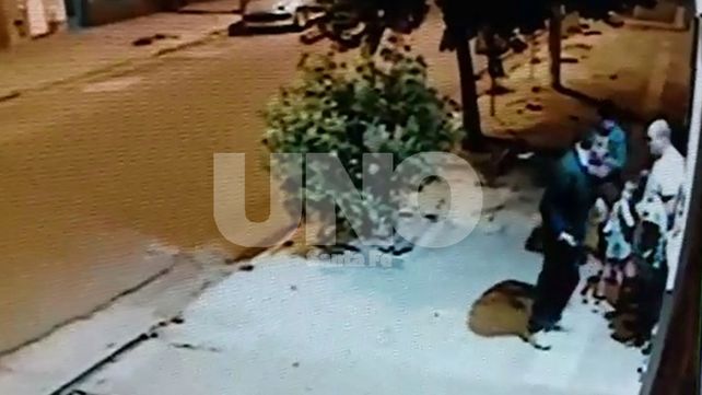 Insoportable inseguridad en Bº Sur: así le roban a una familia en la puerta de su hogar. VIDEO