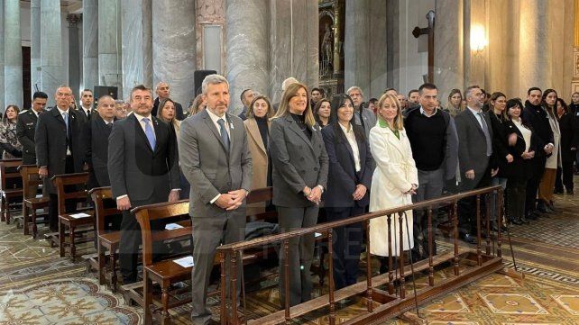 Inició el Te Deum en la Catedral de Paraná en el marco de los festejos por la Revolución de Mayo con la presencia de Rogelio Frigerio y Rosario Romero