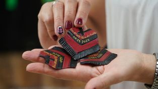 La Escuela Provincia de Salta festeja 100 años de vida y entregarán pines con ponchos salteños a sus docentes.