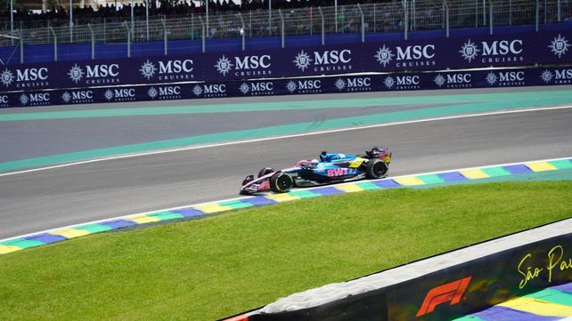 Franco Colapinto encara la S de Senna al final de la recta principal