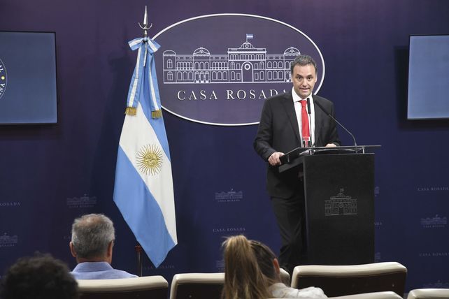 El vocero presidencial Manuel Adorni cargó contra el empresario Enrique Albistur que el gobierno va a caer entre marzo o abril.&nbsp; 
