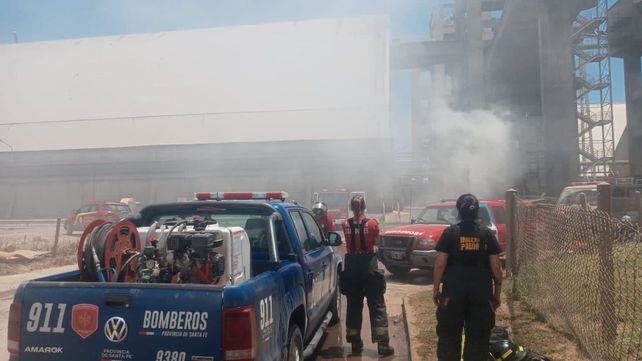 El incendio en la cerealera fue controlado pero se sigue trabajando para que no vuelva a propagarse el fuego