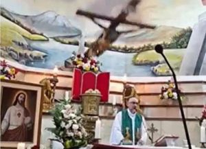 Un sacerdote murió aplastado por una cruz que cayó durante una misa transmitida en vivo