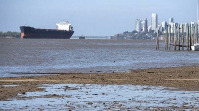 Playa grande. La navegación en el río Paraná se ve muy afectada por la histórica bajante.