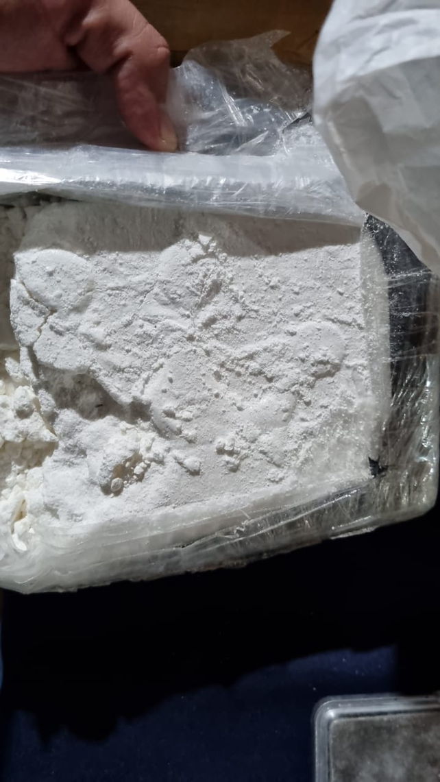 El ladrillo de cocaína que fue incautado en uno de los allanamientos. 