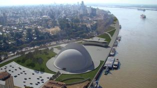 El edificio fue proyectado con la forma de una media esfera, vista al río, una sala de conciertos para 2.500 personas y una explanada para espectáculos al aire libre que permite multiplicar por diez esa capacidad.
