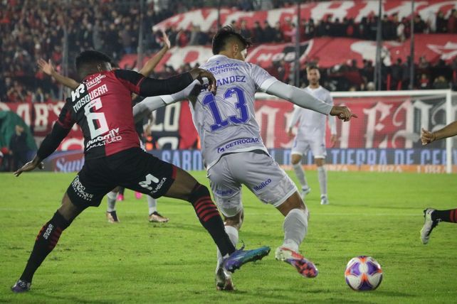 Newells lo definió sobre el cierre con un golazo de Mosquera