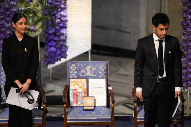 Los hijos adolescentes de Narges Mohammadi recibieron el Nobel de la Paz en su nombre. Ella está en prisión en Irán.&nbsp;