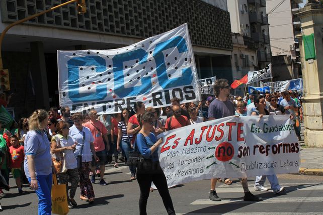ATE y la Multisectorial marcharon y pidieron frenar el brutal ajuste de Macri