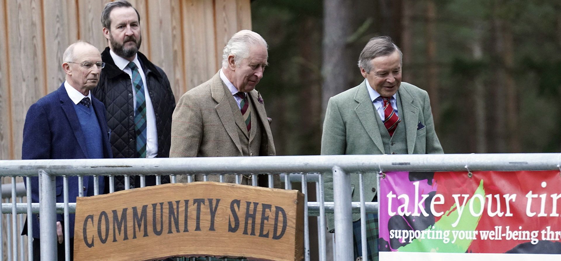 El rey Carlos III de Gran Bretaña, visita el cobertizo comunitario de Aboyne y Mid Deeside para reunirse con grupos locales de apoyo en dificultades y recorrer las nuevas instalaciones, en Aboyne, Aberdeenshire, Escocia, el jueves 12 de enero de 2023. (Andrew Milligan/Pool Foto vía AP)