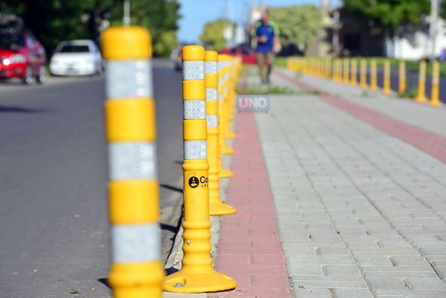 Los famosos delineadores rebatibles de poliuretano flexible. Foto&nbsp;UNO&nbsp;Mateo Oviedo.&nbsp;