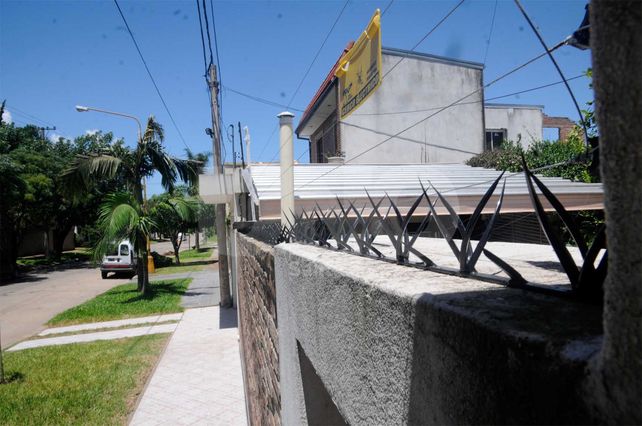 Advertencia. Los carteles de prevención pueden observarse sobre los tapiales o terrazas de las viviendas en las que se decidieron por instalar este sistema.