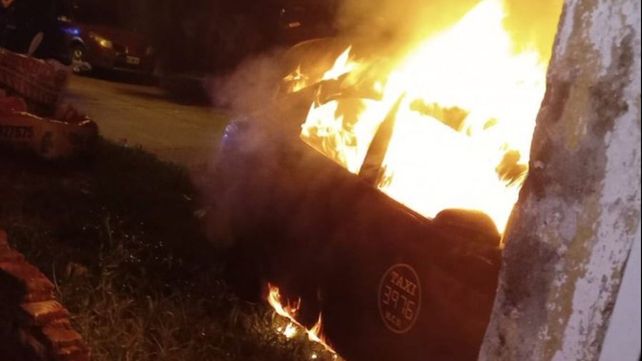 Incendiaron un taxi estacionado en la vereda en Oribe al 200 bis